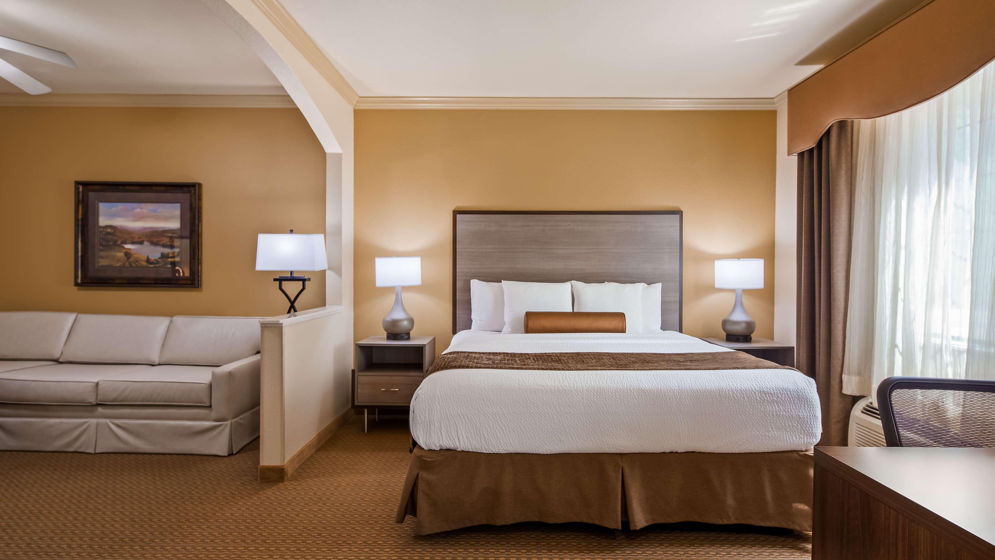 Best Western Plus Crown Colony Inn & Suites Лафкин Экстерьер фото