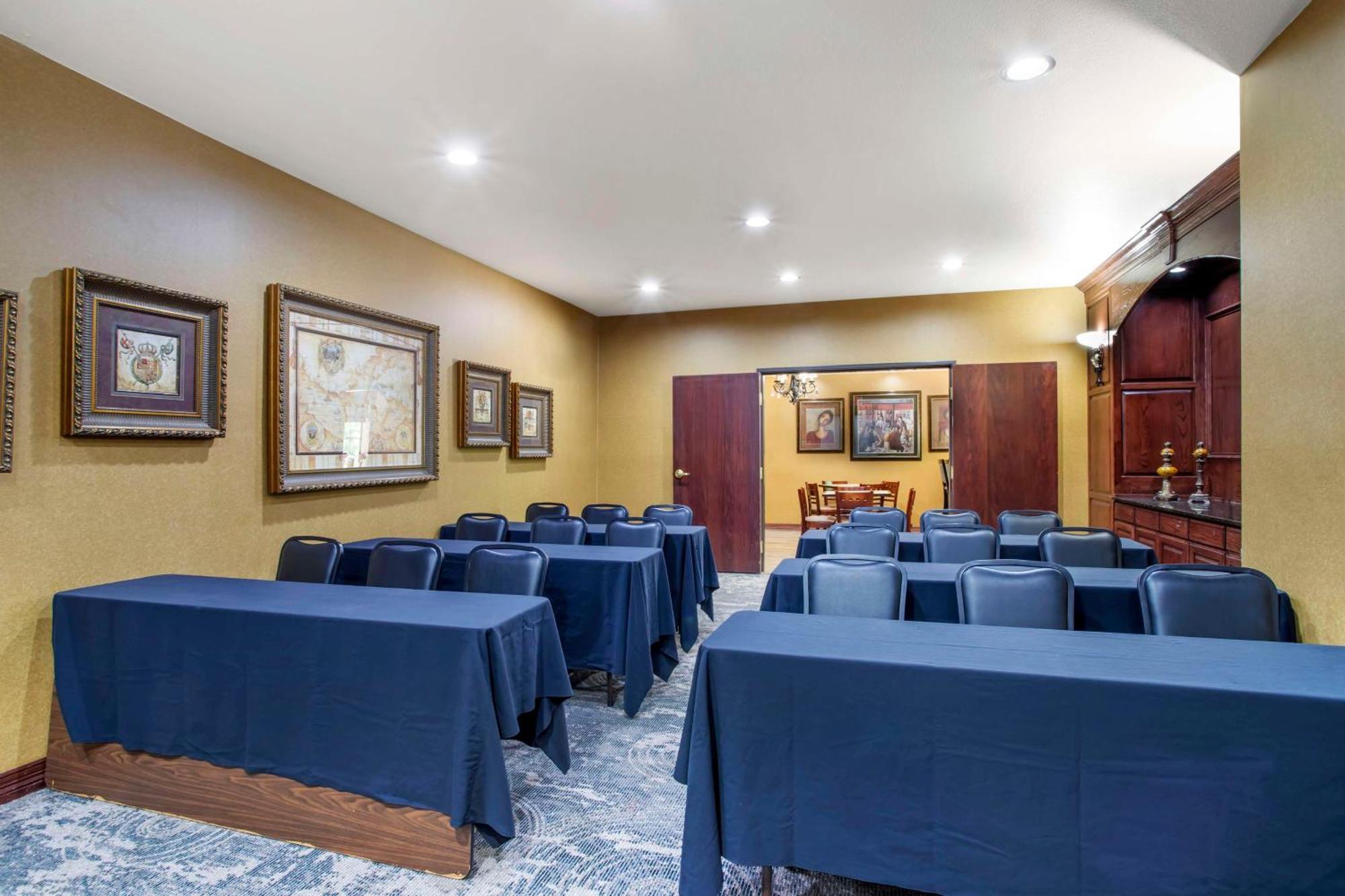 Best Western Plus Crown Colony Inn & Suites Лафкин Экстерьер фото