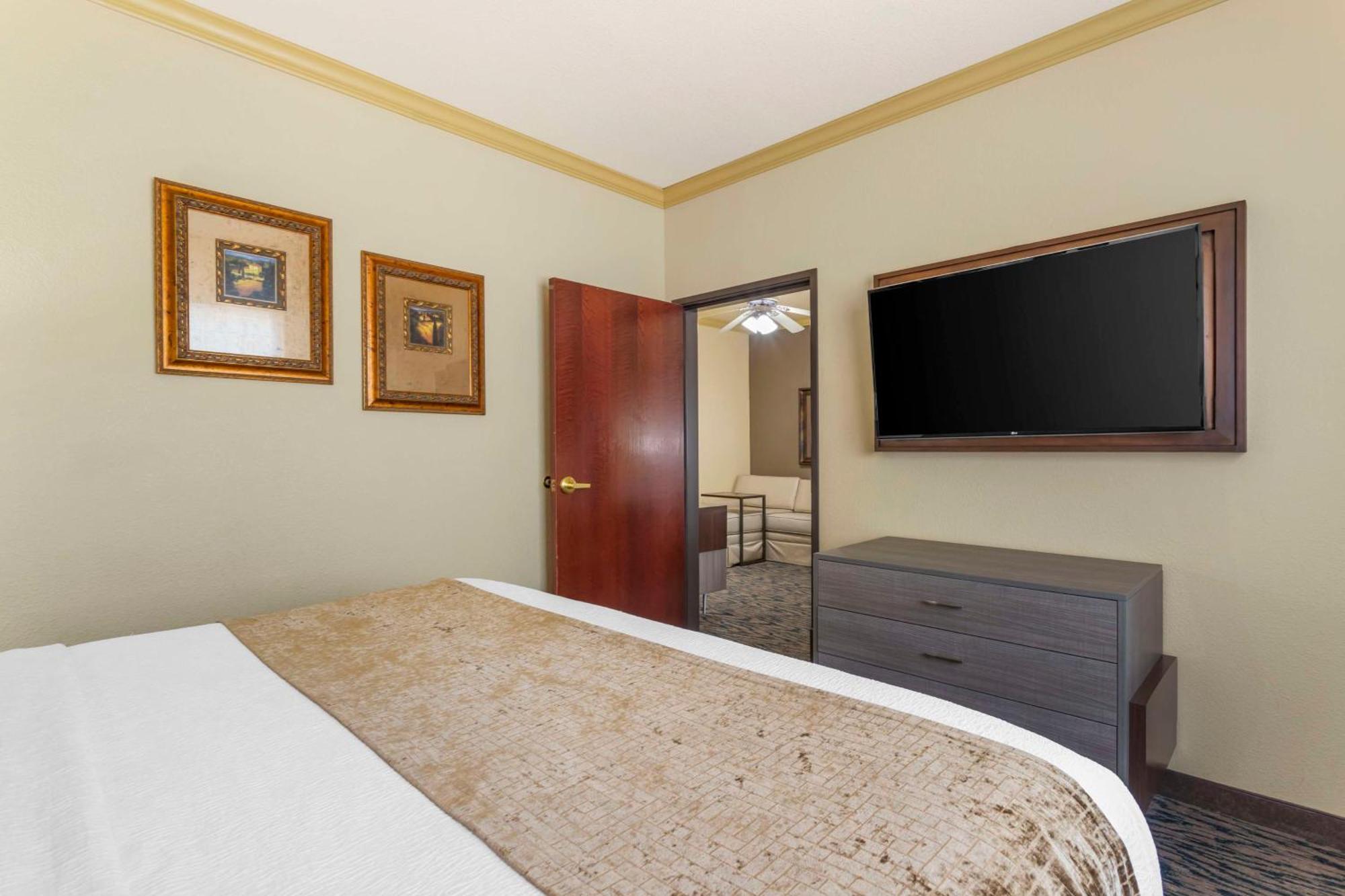 Best Western Plus Crown Colony Inn & Suites Лафкин Экстерьер фото