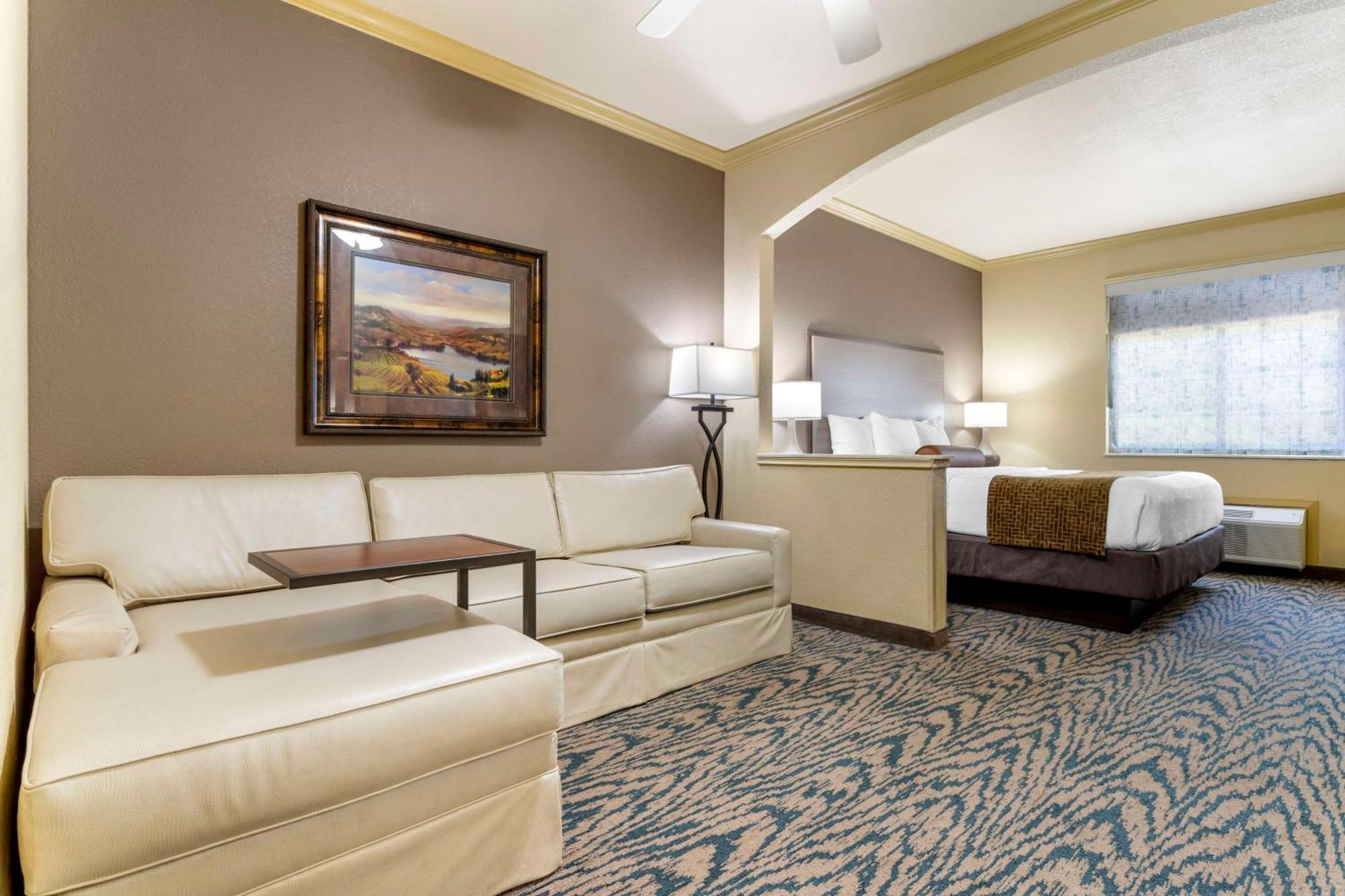 Best Western Plus Crown Colony Inn & Suites Лафкин Экстерьер фото