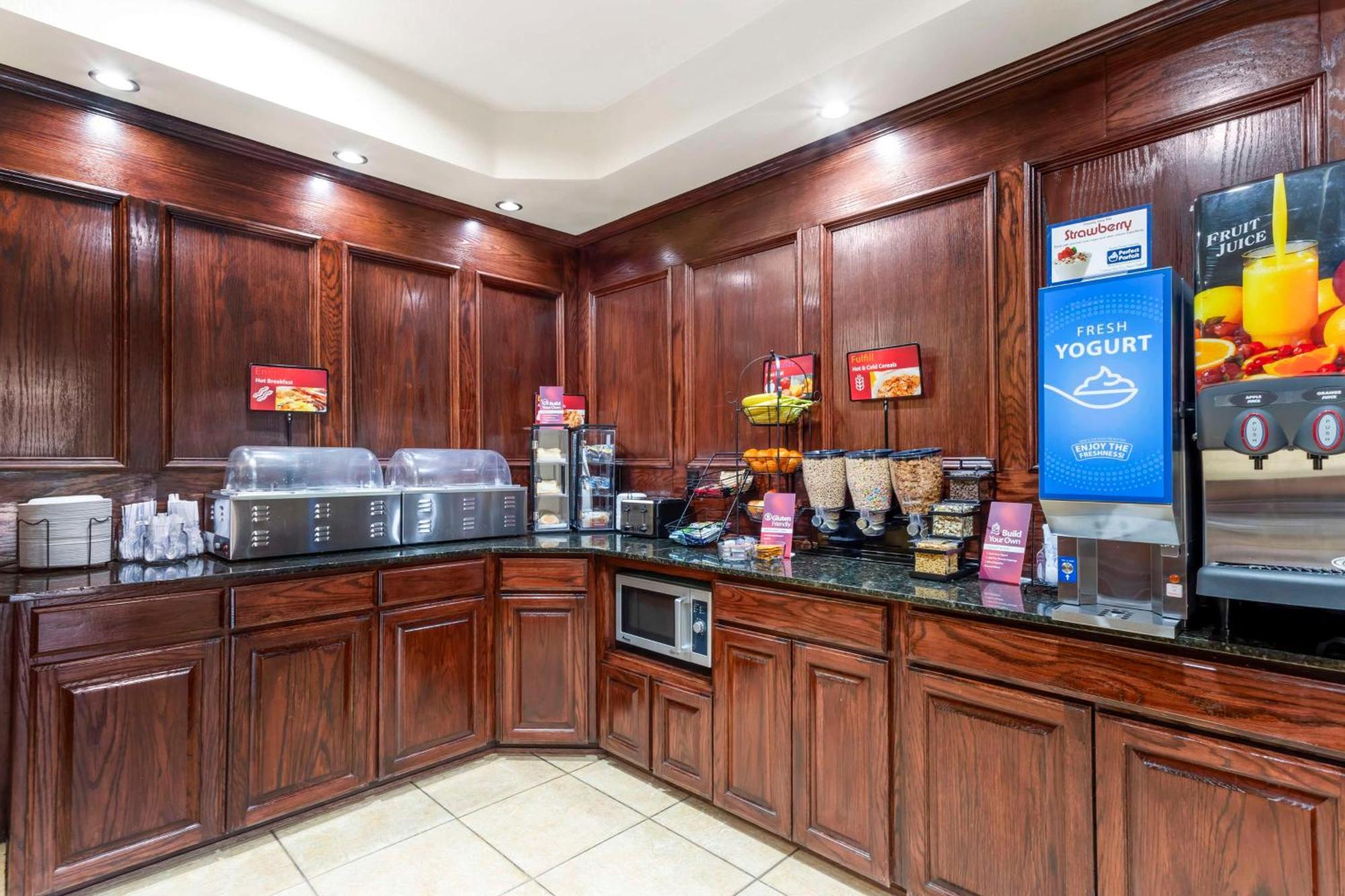 Best Western Plus Crown Colony Inn & Suites Лафкин Экстерьер фото