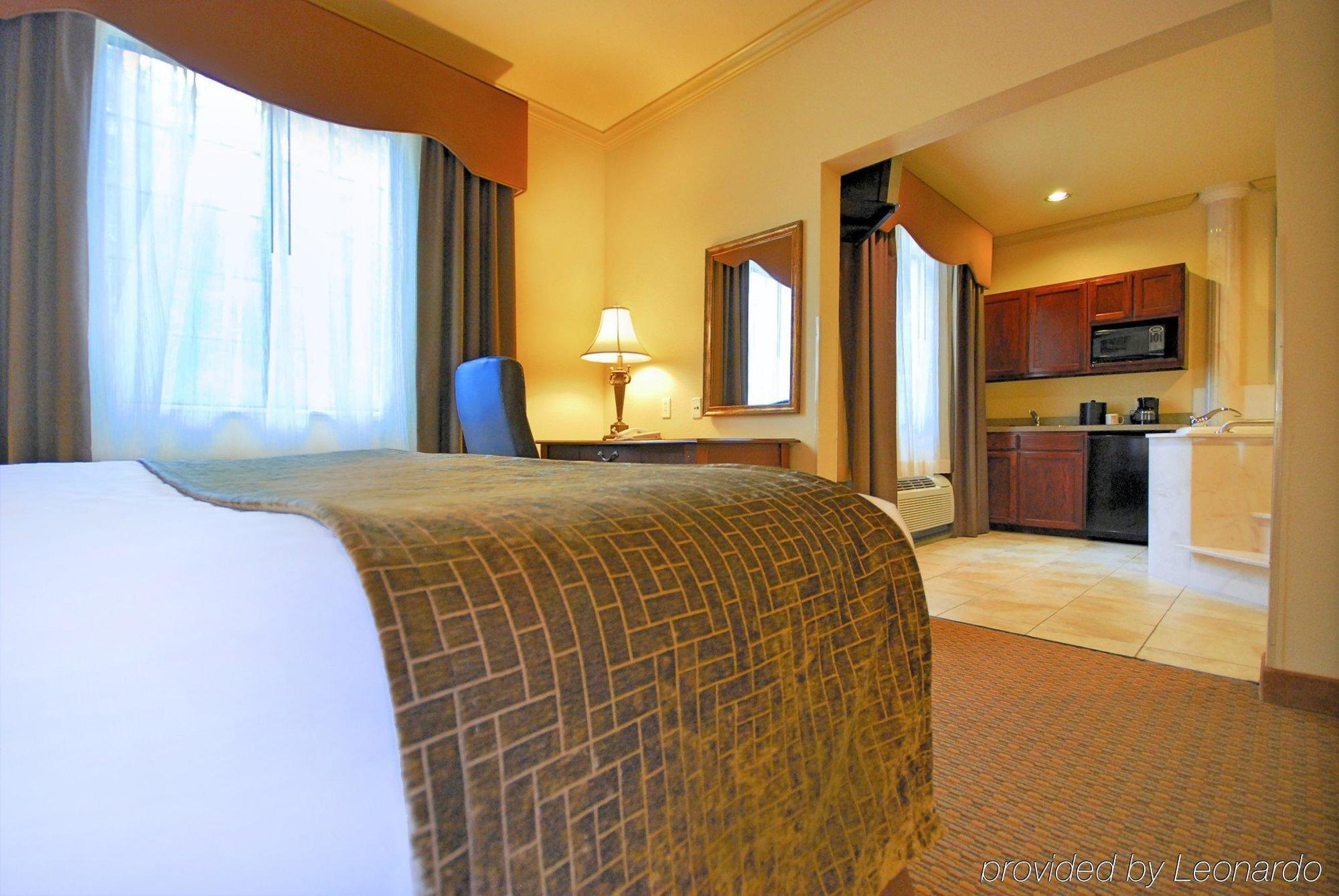 Best Western Plus Crown Colony Inn & Suites Лафкин Экстерьер фото