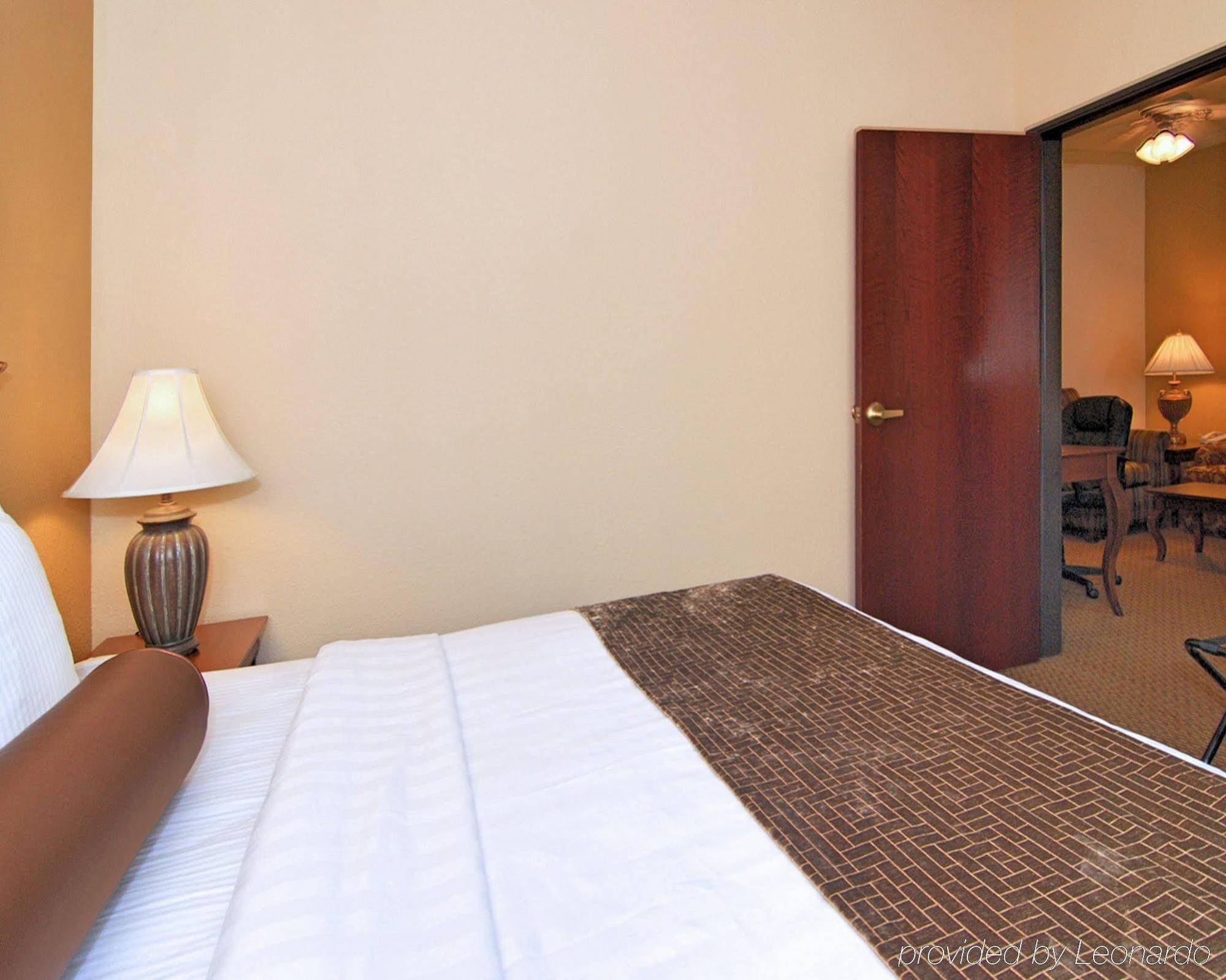 Best Western Plus Crown Colony Inn & Suites Лафкин Экстерьер фото