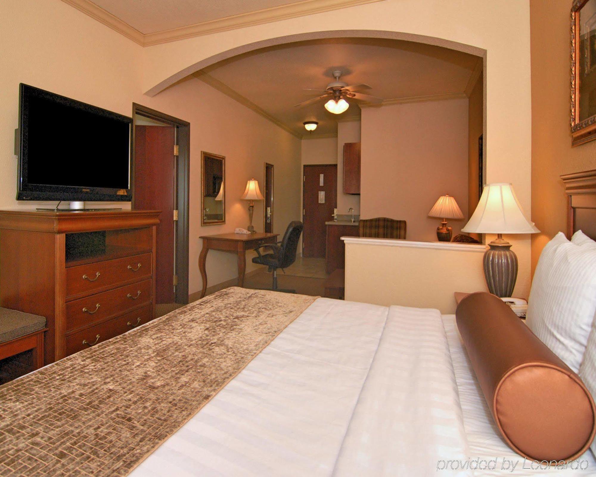 Best Western Plus Crown Colony Inn & Suites Лафкин Экстерьер фото