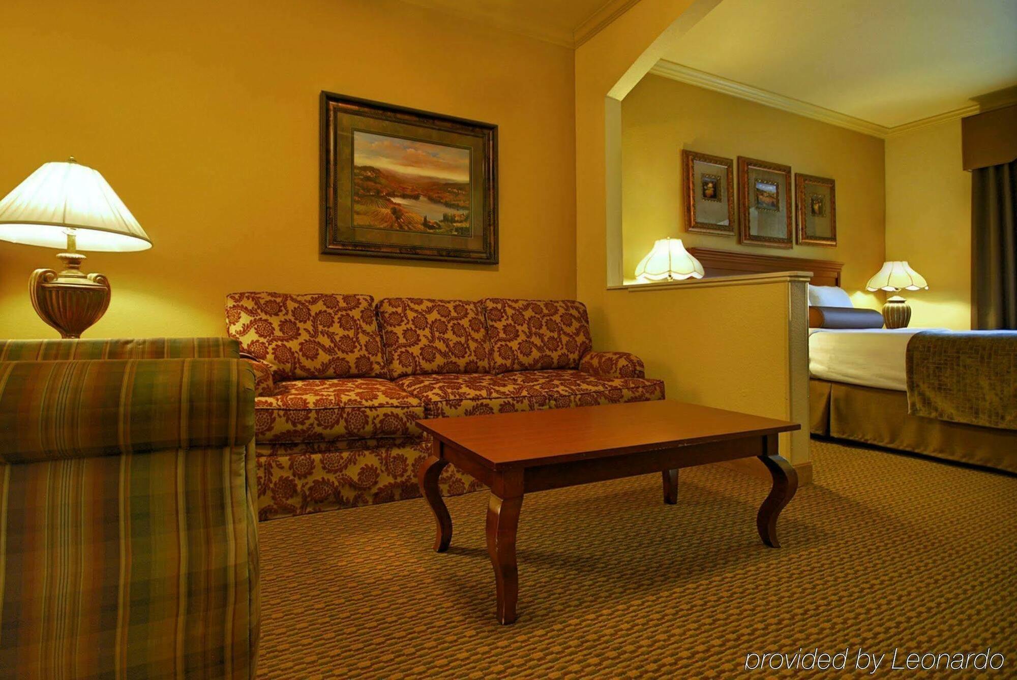 Best Western Plus Crown Colony Inn & Suites Лафкин Экстерьер фото