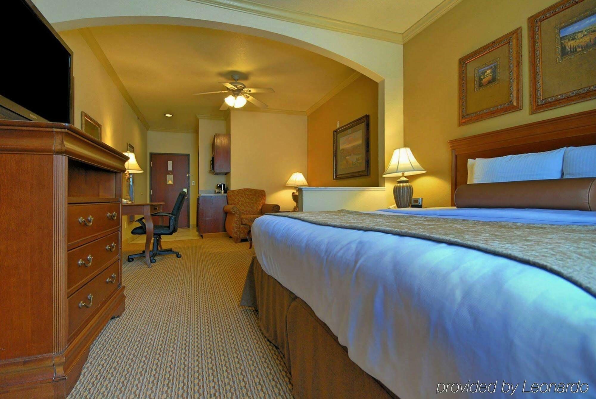 Best Western Plus Crown Colony Inn & Suites Лафкин Экстерьер фото